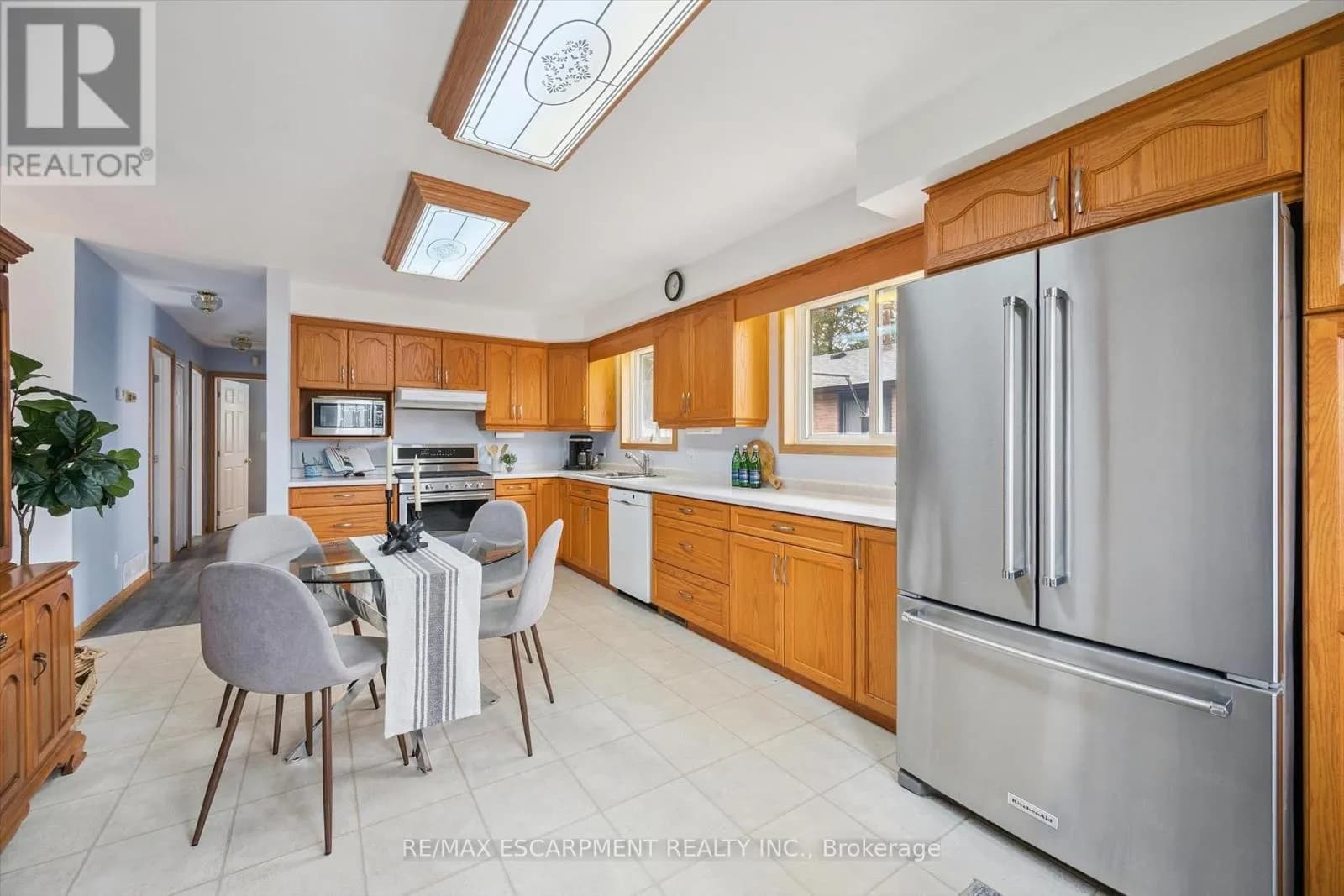 136 WOODLAWN AVENUE — photo 4 of 31