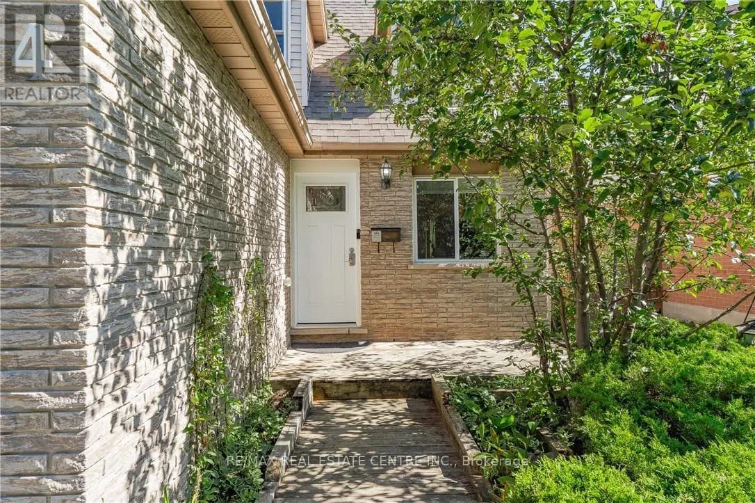 34 CAMROSE COURT — photo 5 of 46