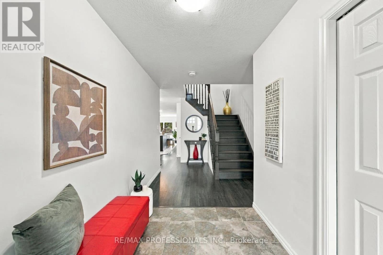 31 - 135 HARDCASTLE DRIVE — photo 3 of 30