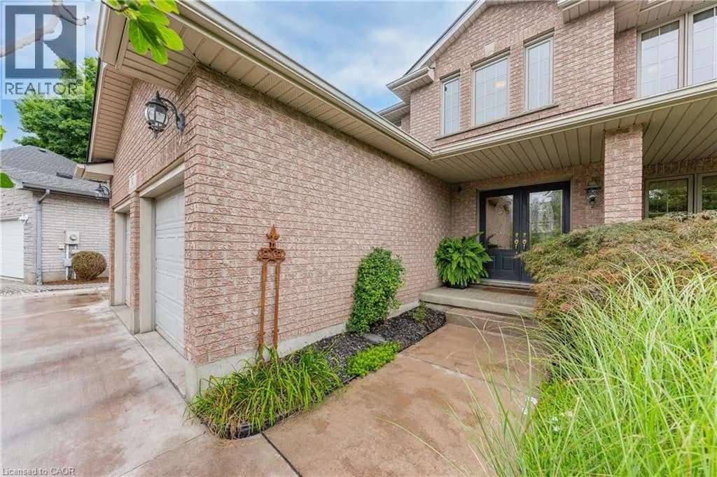 52 ARCHWOOD Crescent — photo 3 of 50