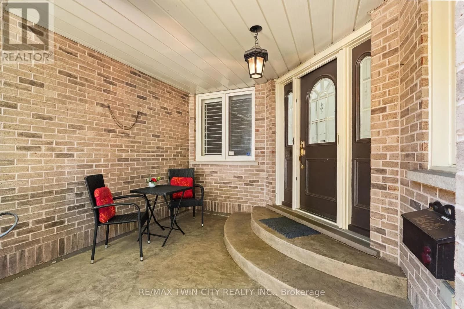 648 BAYHAMPTON CRESCENT — photo 3 of 50