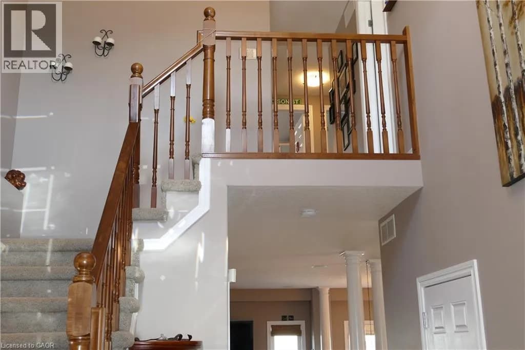 466 SIENNA Crescent — photo 2 of 18