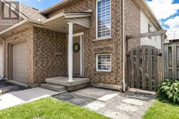 127 WALSH CRESCENT — photo 3 of 42