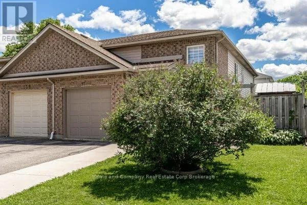 127 WALSH CRESCENT — photo 4 of 42