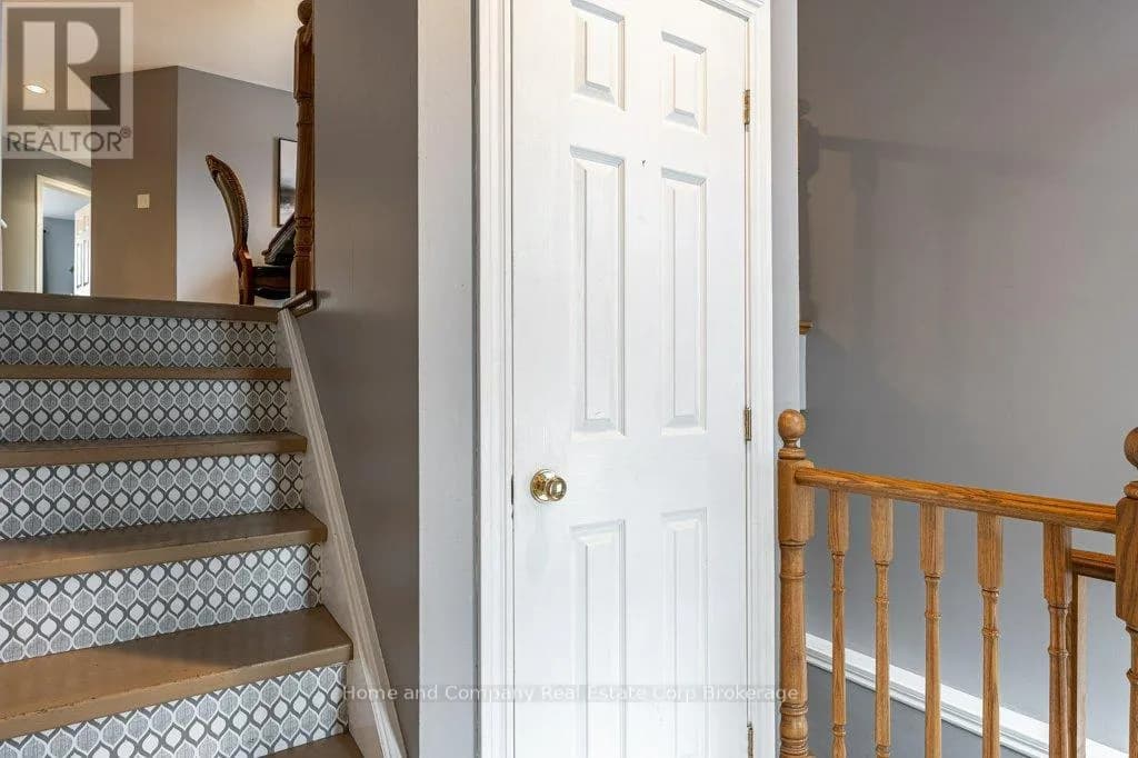 127 WALSH CRESCENT — photo 5 of 42