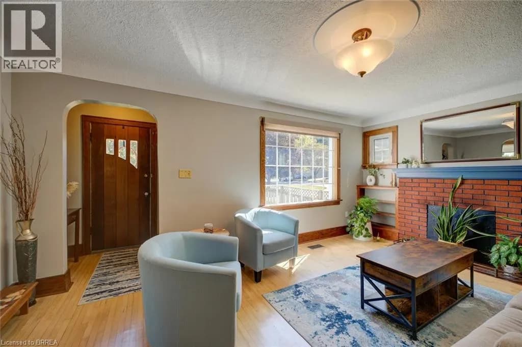 15 LYNDSAY Street — photo 3 of 46