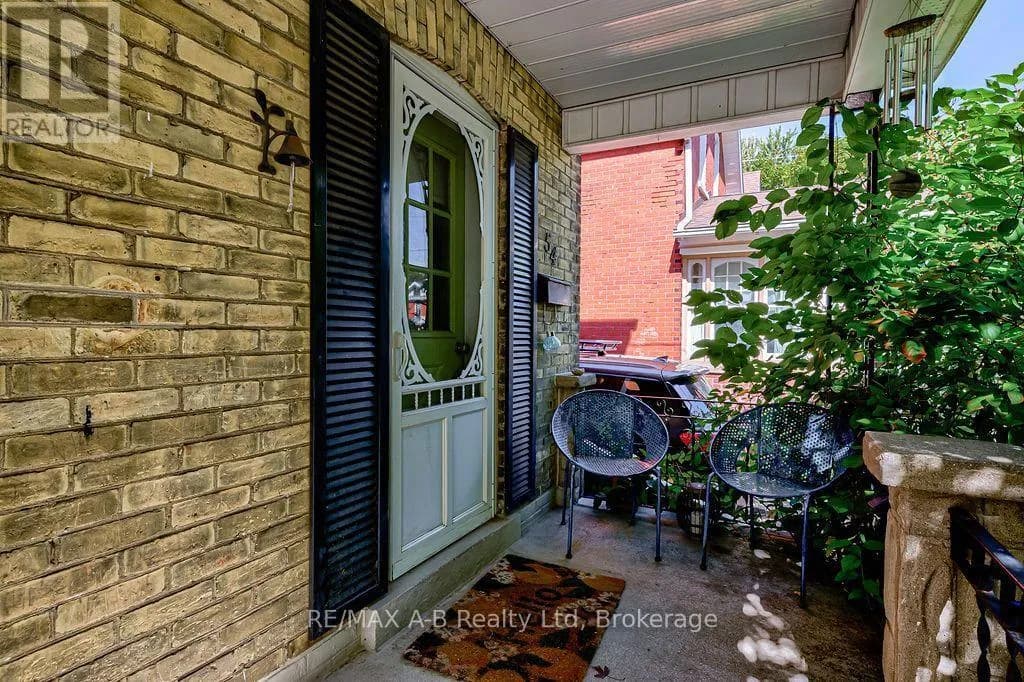 54 MCNAB STREET S — photo 5 of 45
