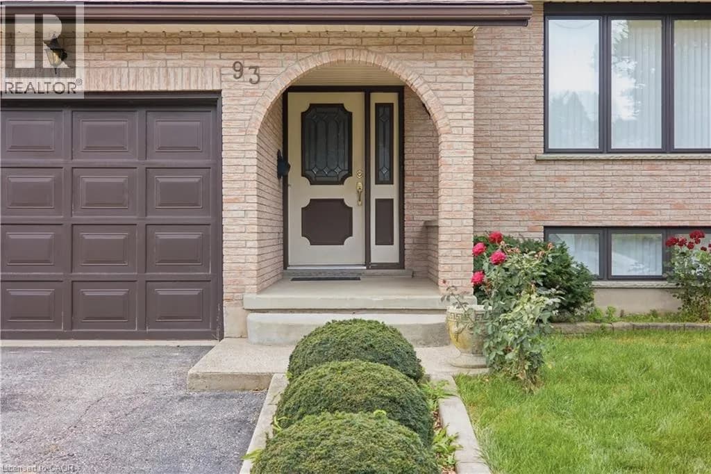 93 OLD CHICOPEE Drive — photo 3 of 49