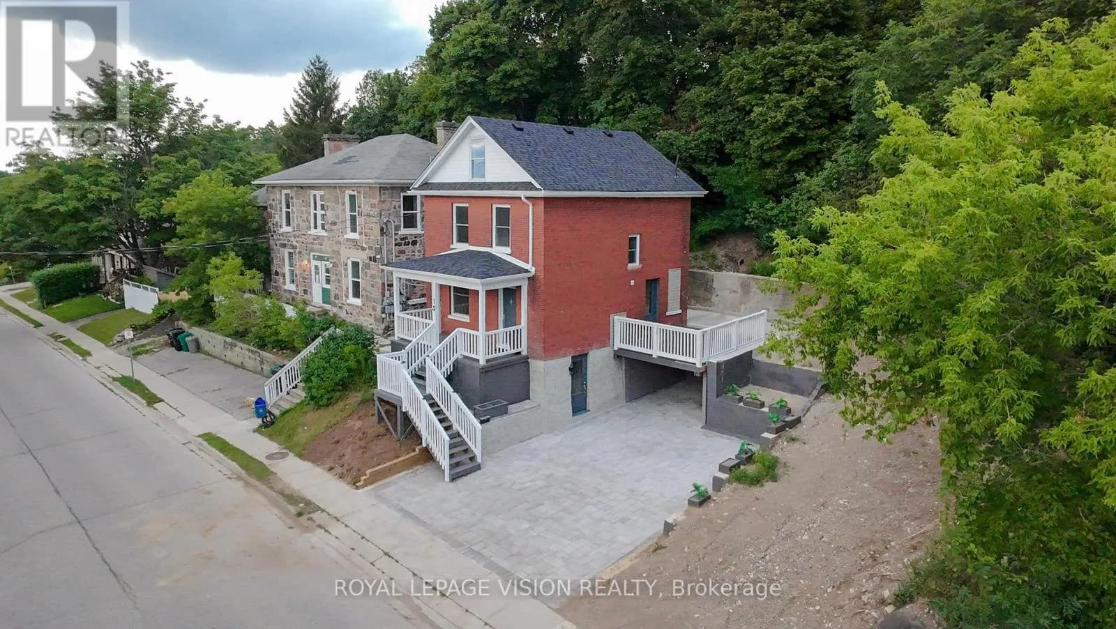 15 SHADE STREET — photo 2 of 32