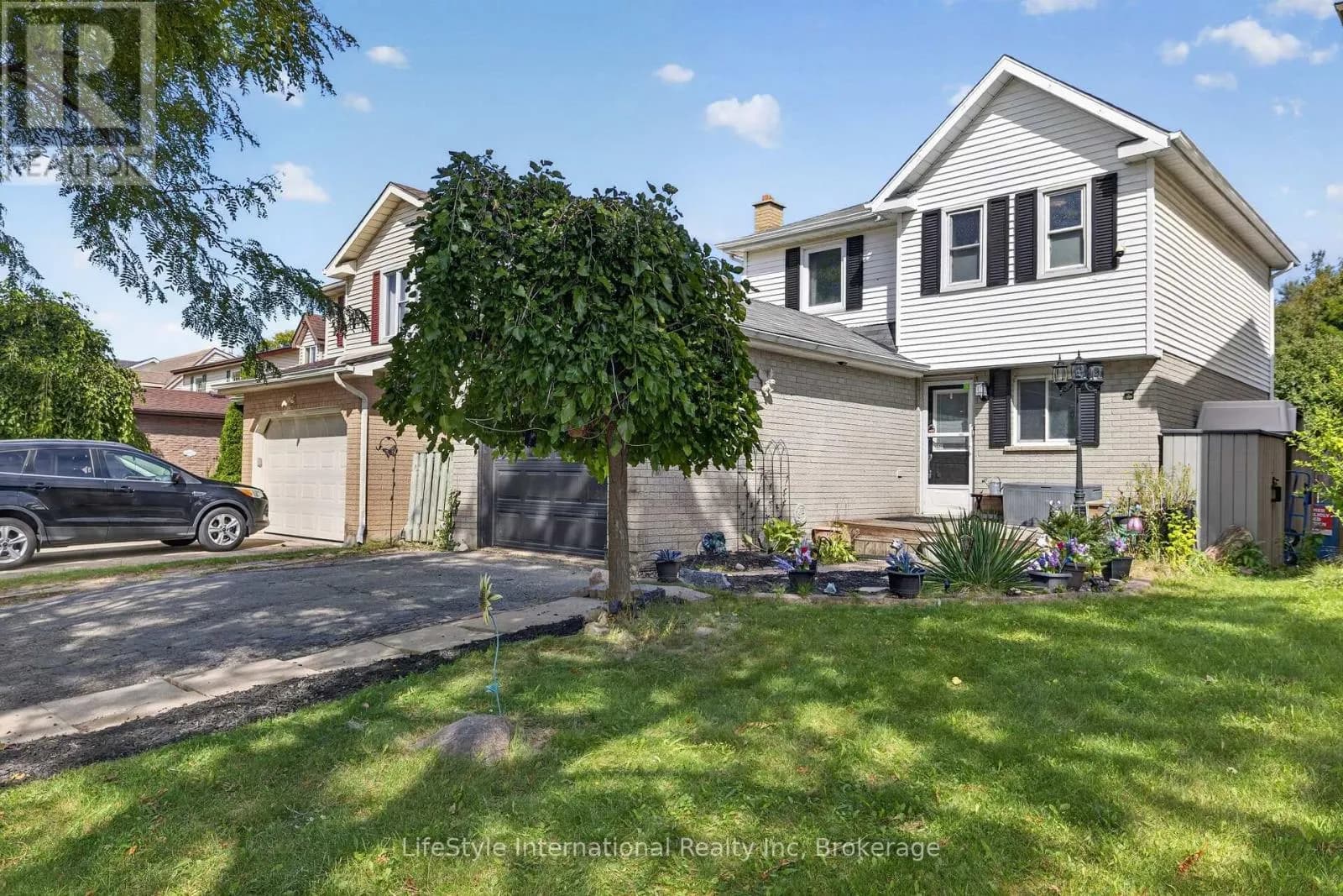 18 CAMROSE COURT — photo 2 of 40