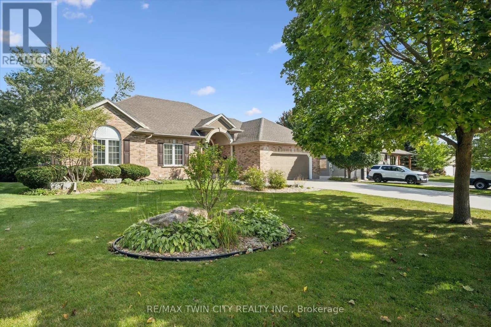 8 CHANCELLOR DRIVE — photo 2 of 33