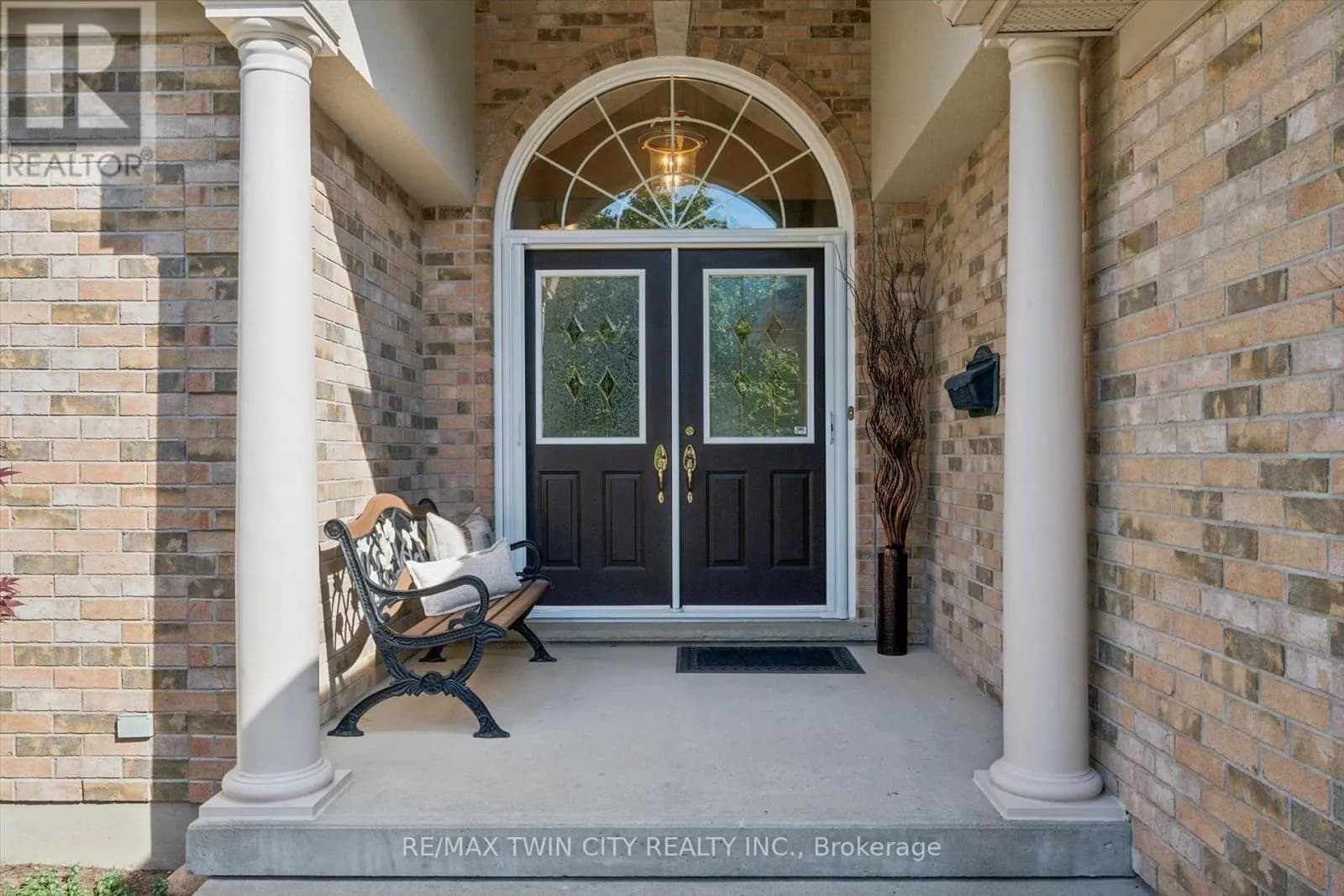 8 CHANCELLOR DRIVE — photo 3 of 33