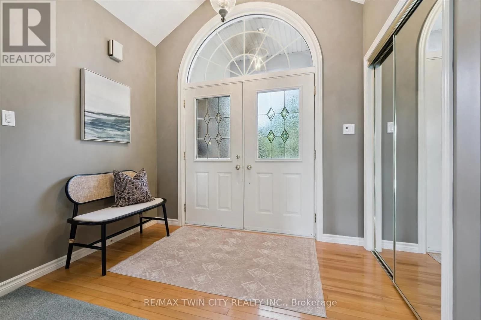 8 CHANCELLOR DRIVE — photo 4 of 33