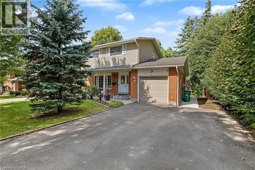 111 MACGREGOR Crescent — photo 3 of 42