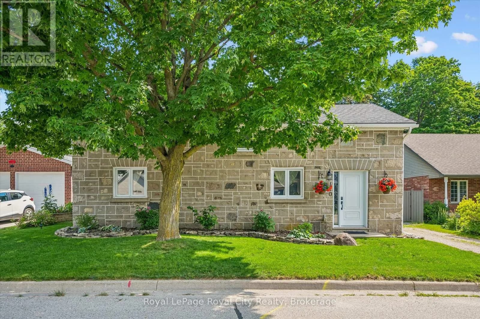 470 PERTH STREET — photo 3 of 39