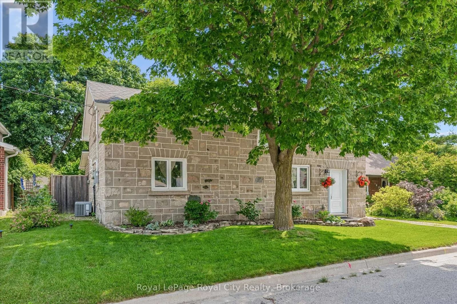470 PERTH STREET — photo 4 of 39