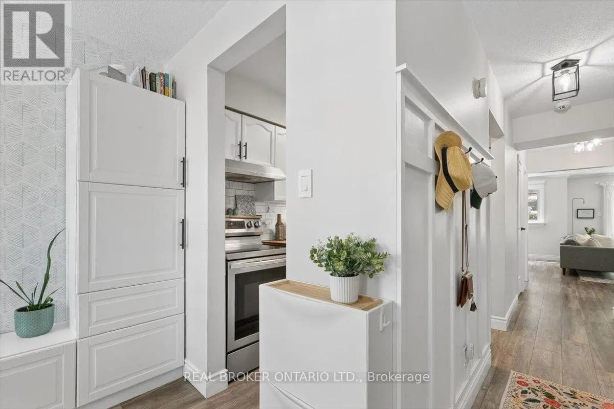 10 - 180 HIGHLAND CRESCENT — photo 2 of 31