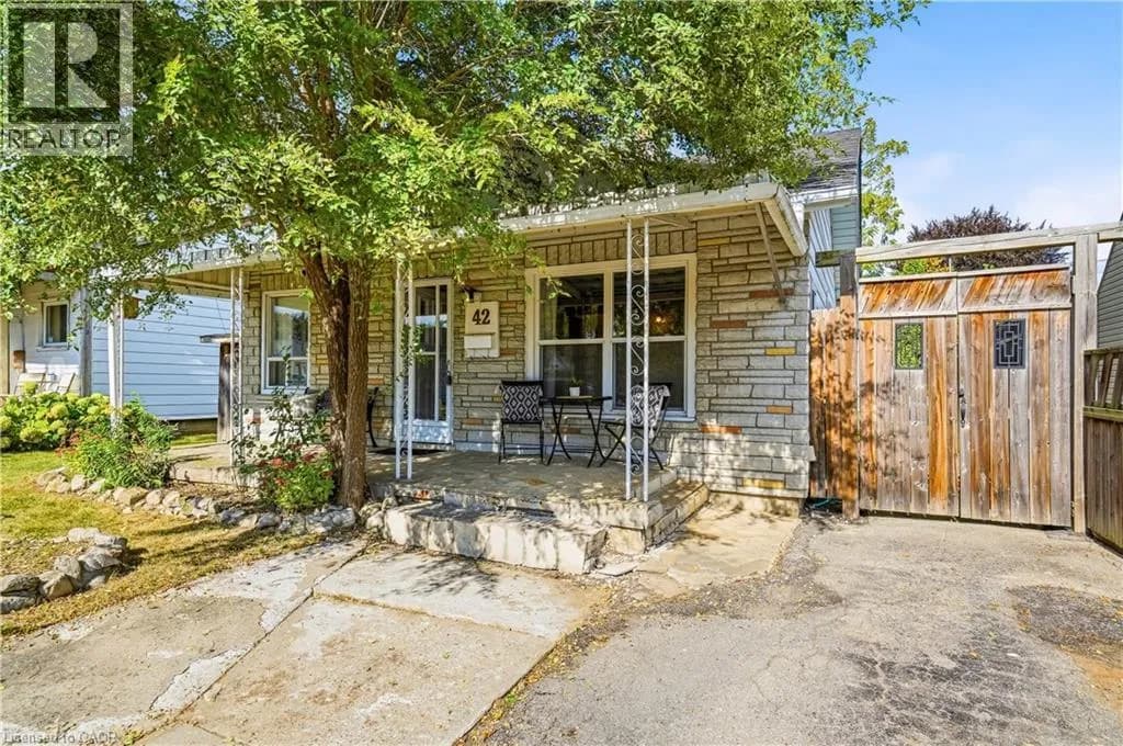42 SANDERSON Street — photo 4 of 45