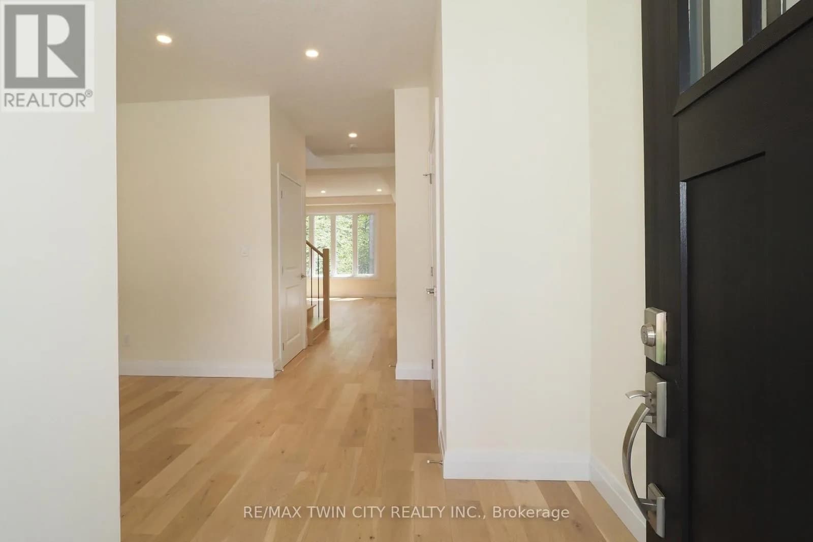 220 JEFFREY PLACE — photo 4 of 39