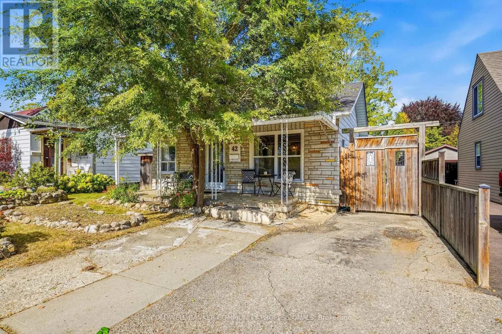 42 SANDERSON STREET — photo 3 of 45