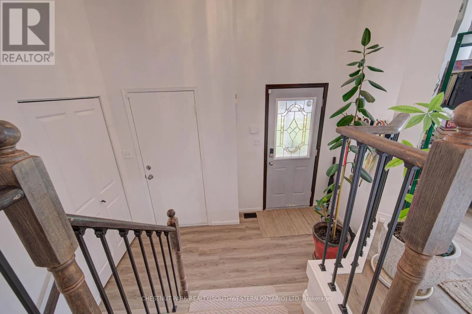 317 CHRISTOPHER DRIVE — photo 4 of 38