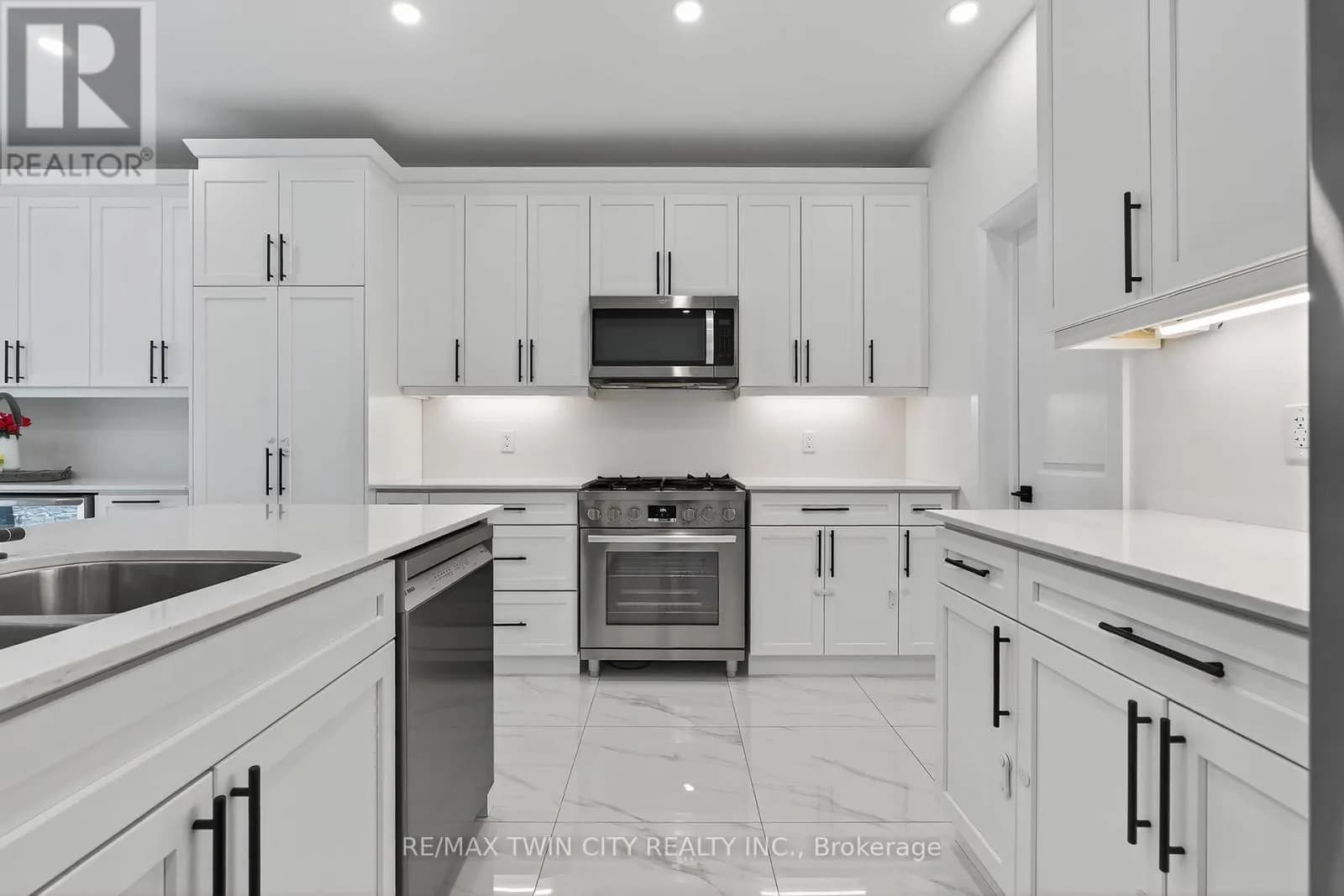 209 JEFFREY PLACE — photo 4 of 39