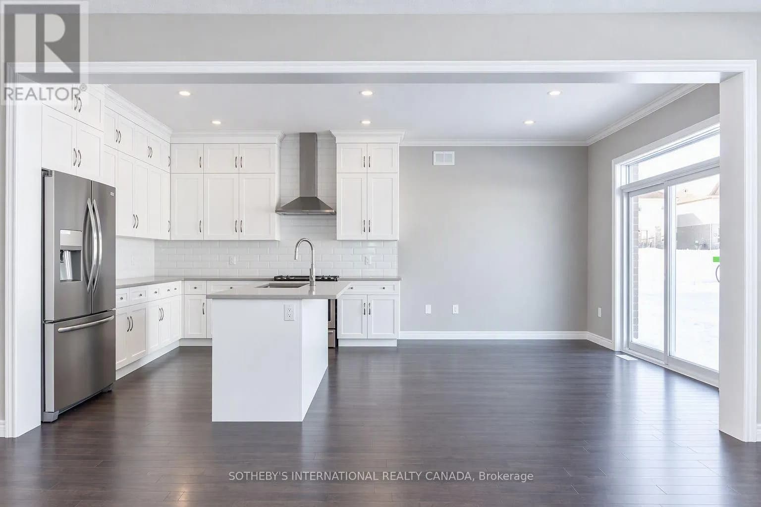 529 ANTON CRESCENT — photo 2 of 12
