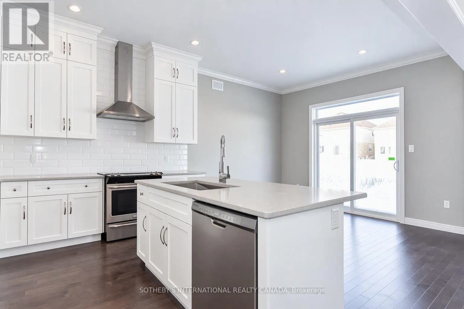 529 ANTON CRESCENT — photo 3 of 12