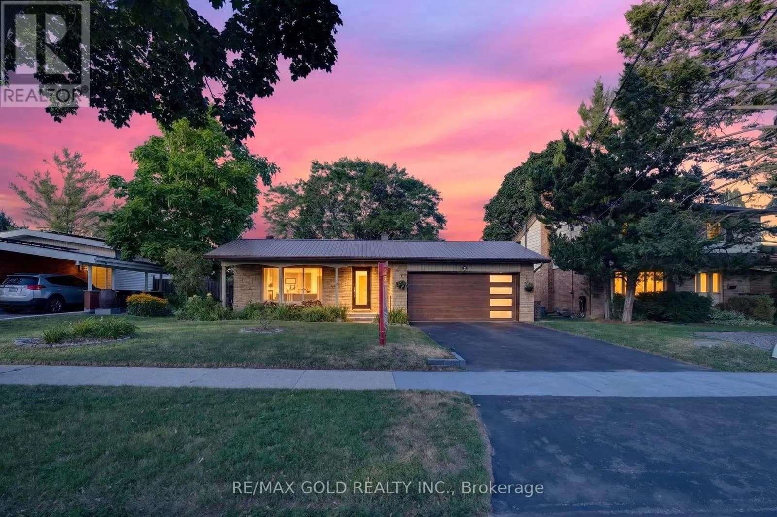 16 MONTEREY ROAD — photo 3 of 50