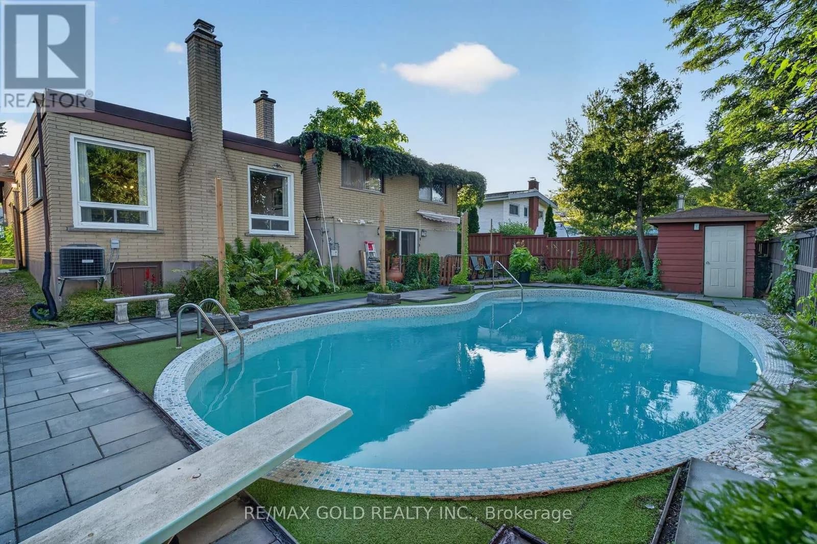 16 MONTEREY ROAD — photo 4 of 50