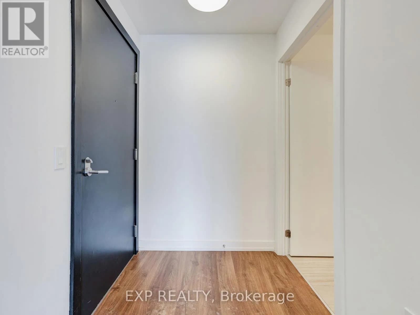 708 - 15 WELLINGTON STREET S — photo 3 of 34