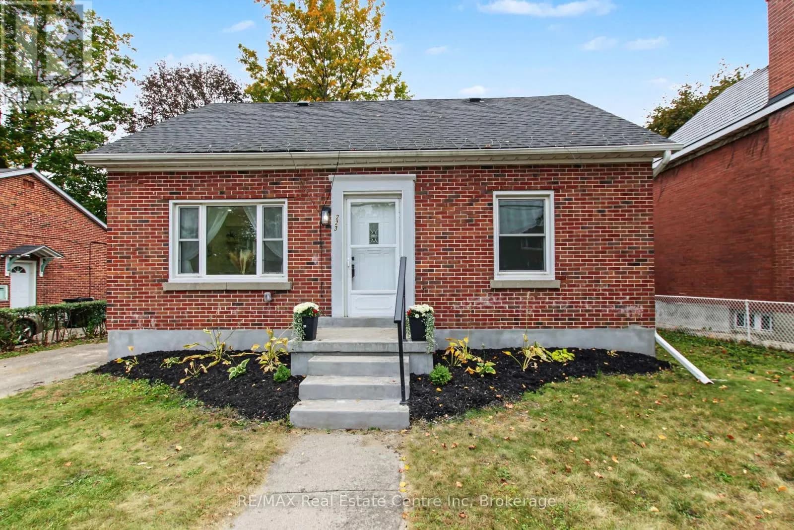 223 MARGARET AVENUE — photo 4 of 40
