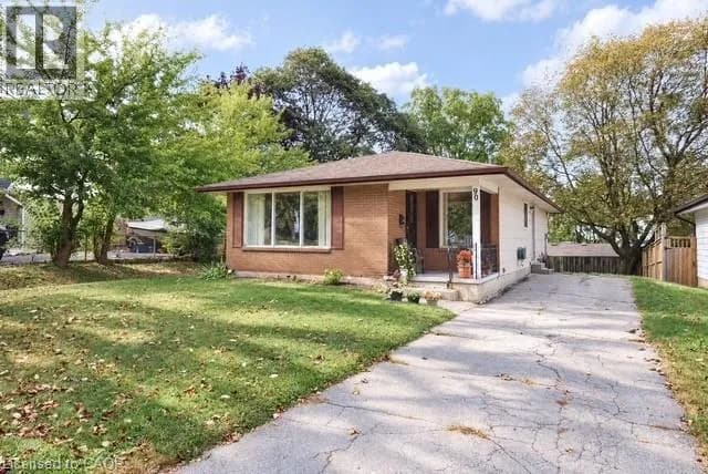 90 PEPPERWOOD Crescent — photo 1 of 22