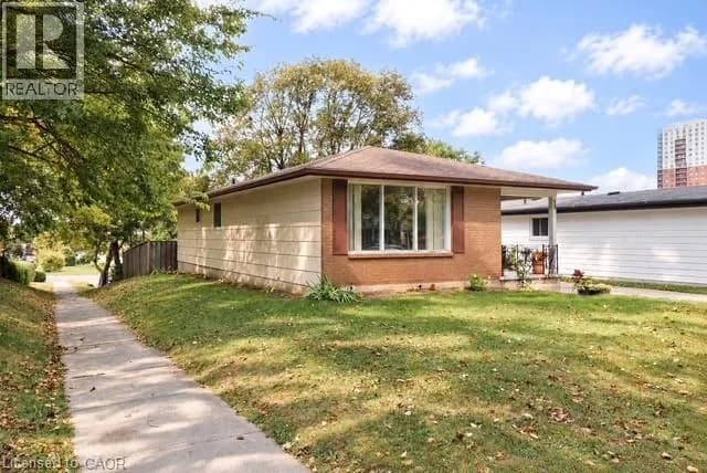 90 PEPPERWOOD Crescent — photo 2 of 22