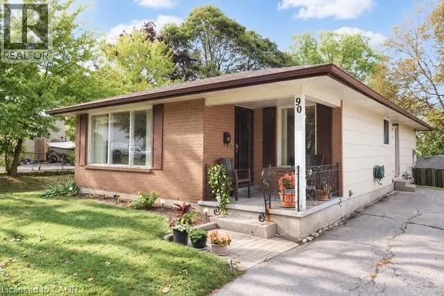 90 PEPPERWOOD Crescent — photo 3 of 22