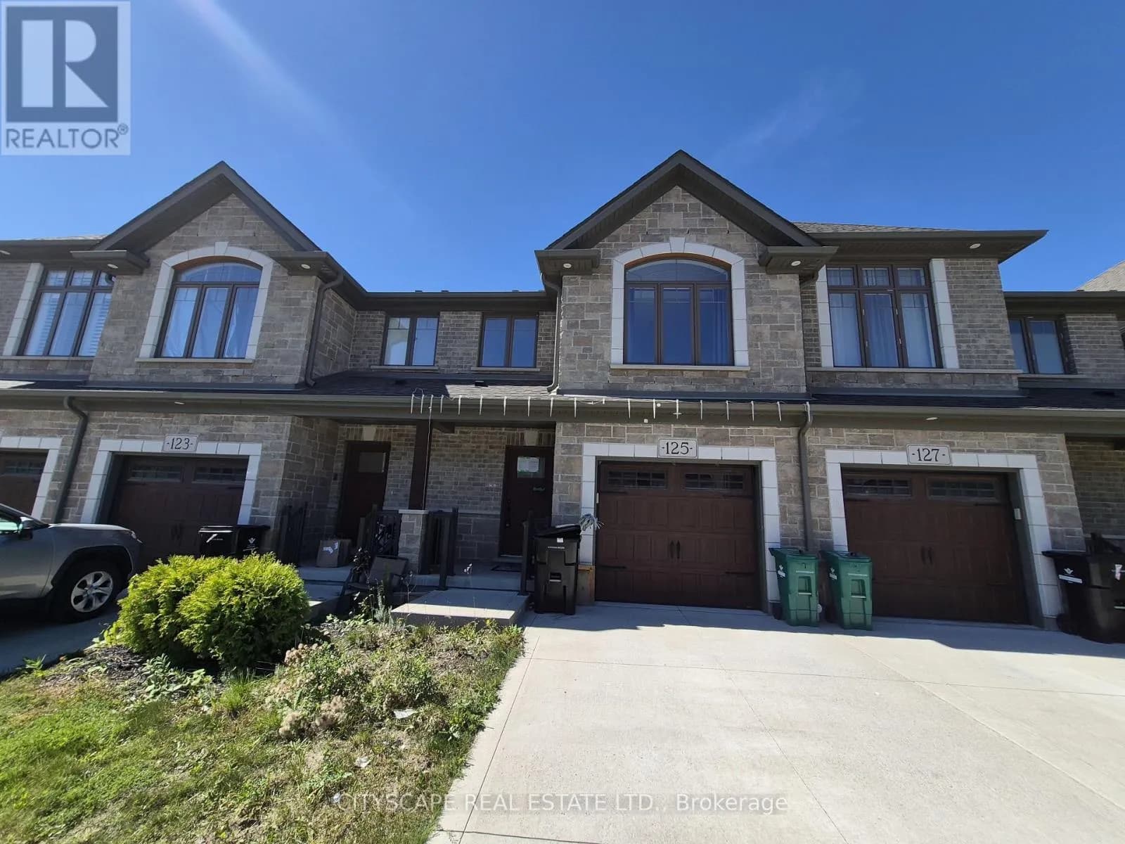 16 - 125 HOLLYBROOK TRAIL — photo 1 of 27