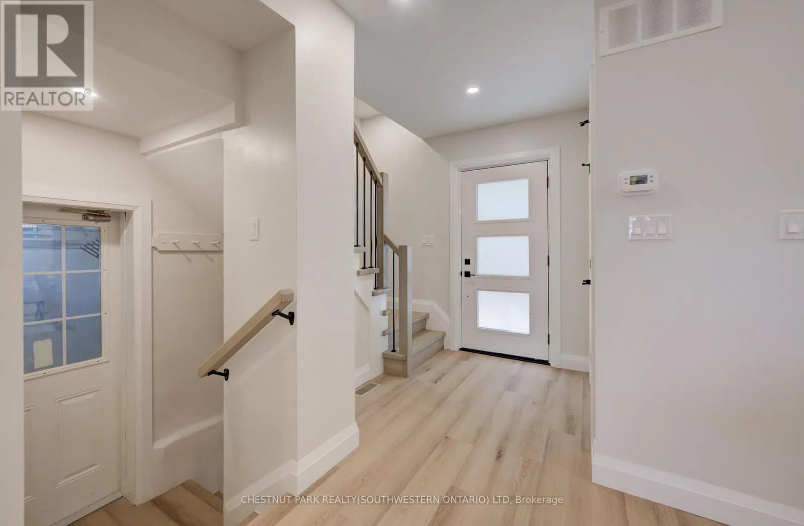 34 MOORE AVENUE N — photo 2 of 29
