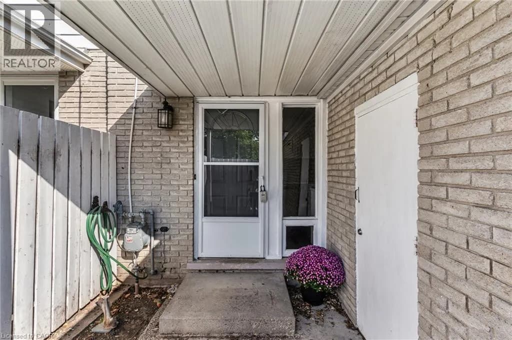 104 RALGREEN Crescent — photo 3 of 33