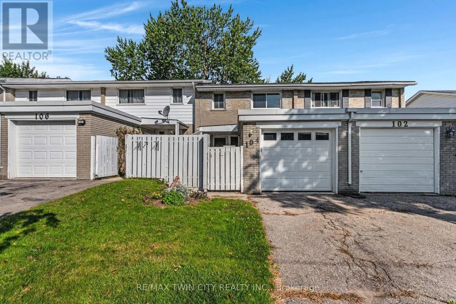 104 RALGREEN CRESCENT — photo 1 of 33