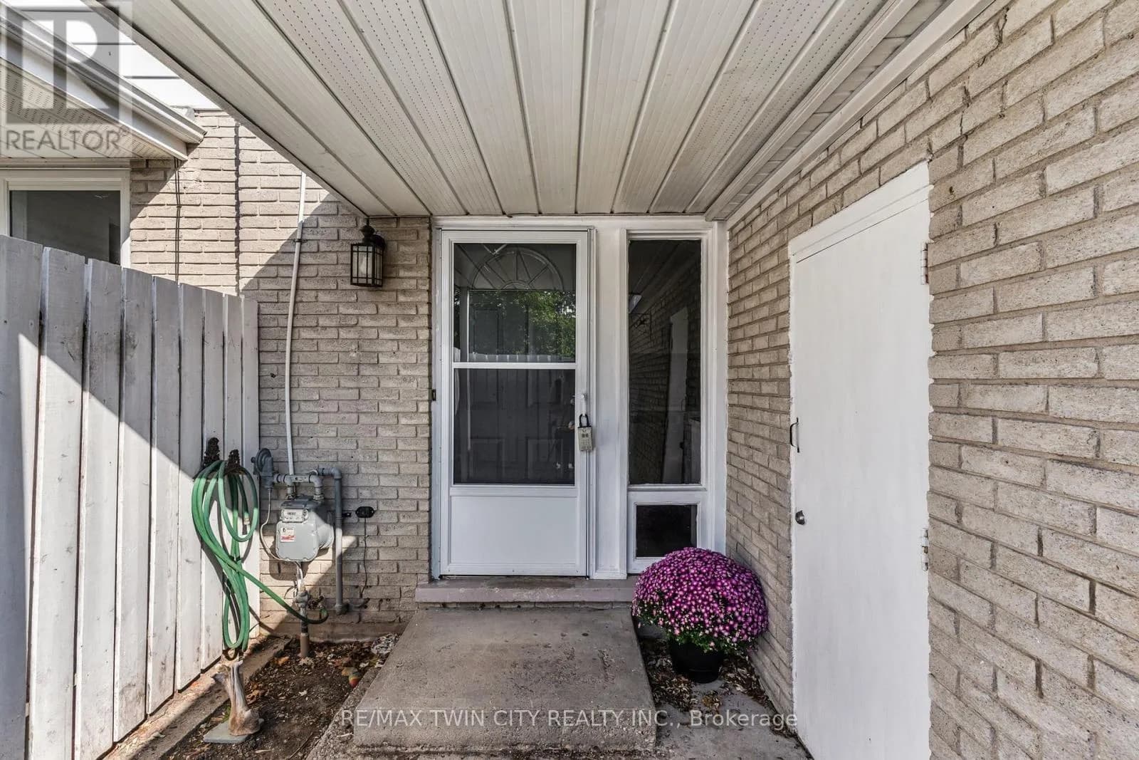 104 RALGREEN CRESCENT — photo 3 of 33