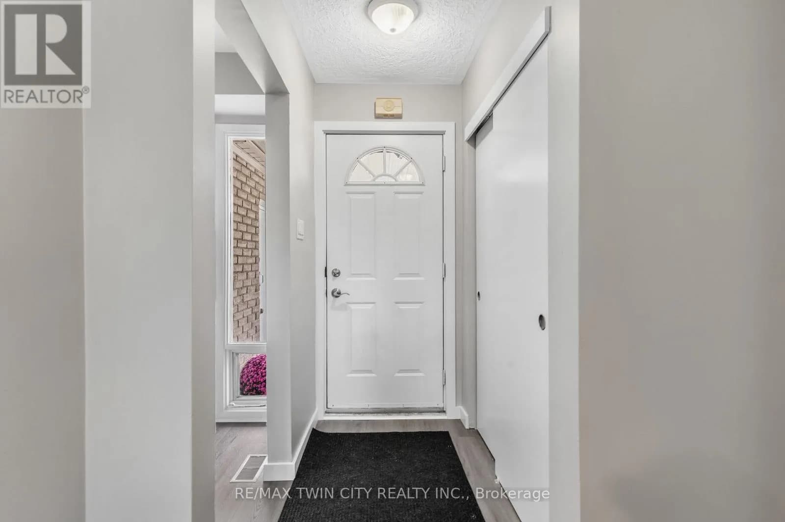 104 RALGREEN CRESCENT — photo 4 of 33