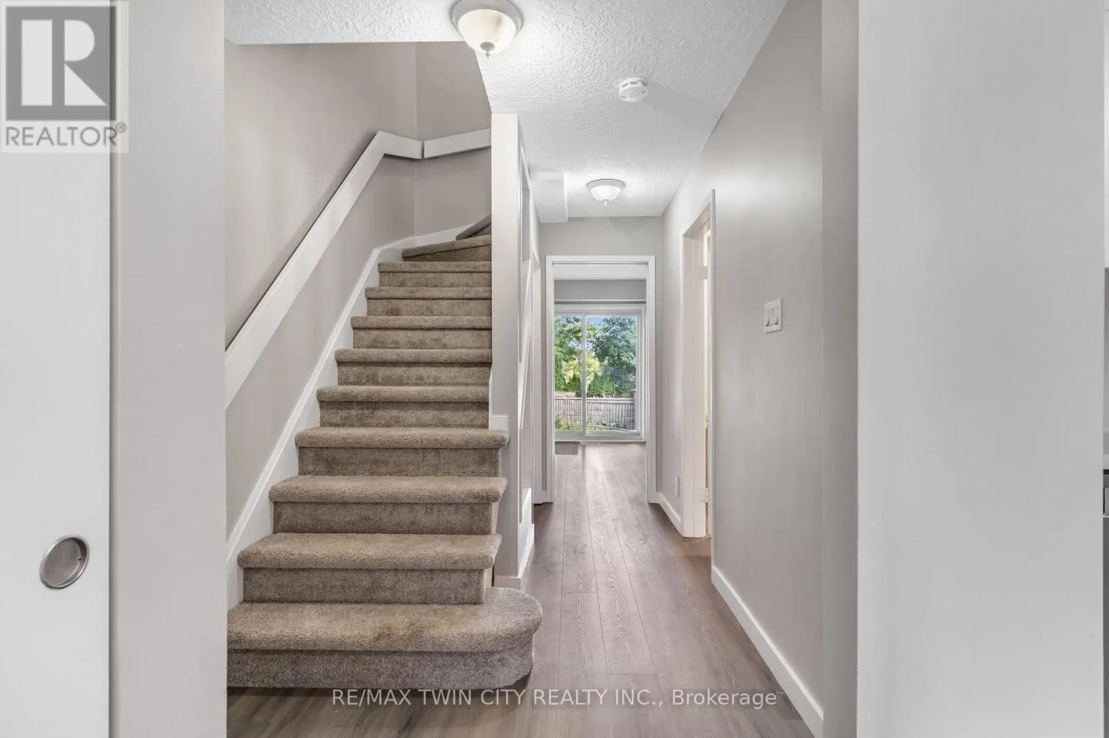 104 RALGREEN CRESCENT — photo 5 of 33