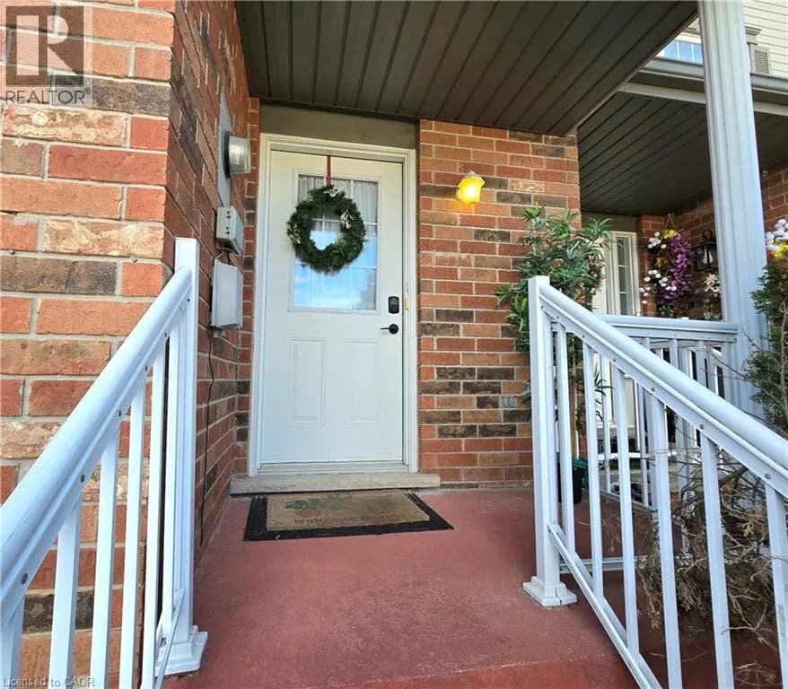 286 SOPHIA Crescent — photo 2 of 38