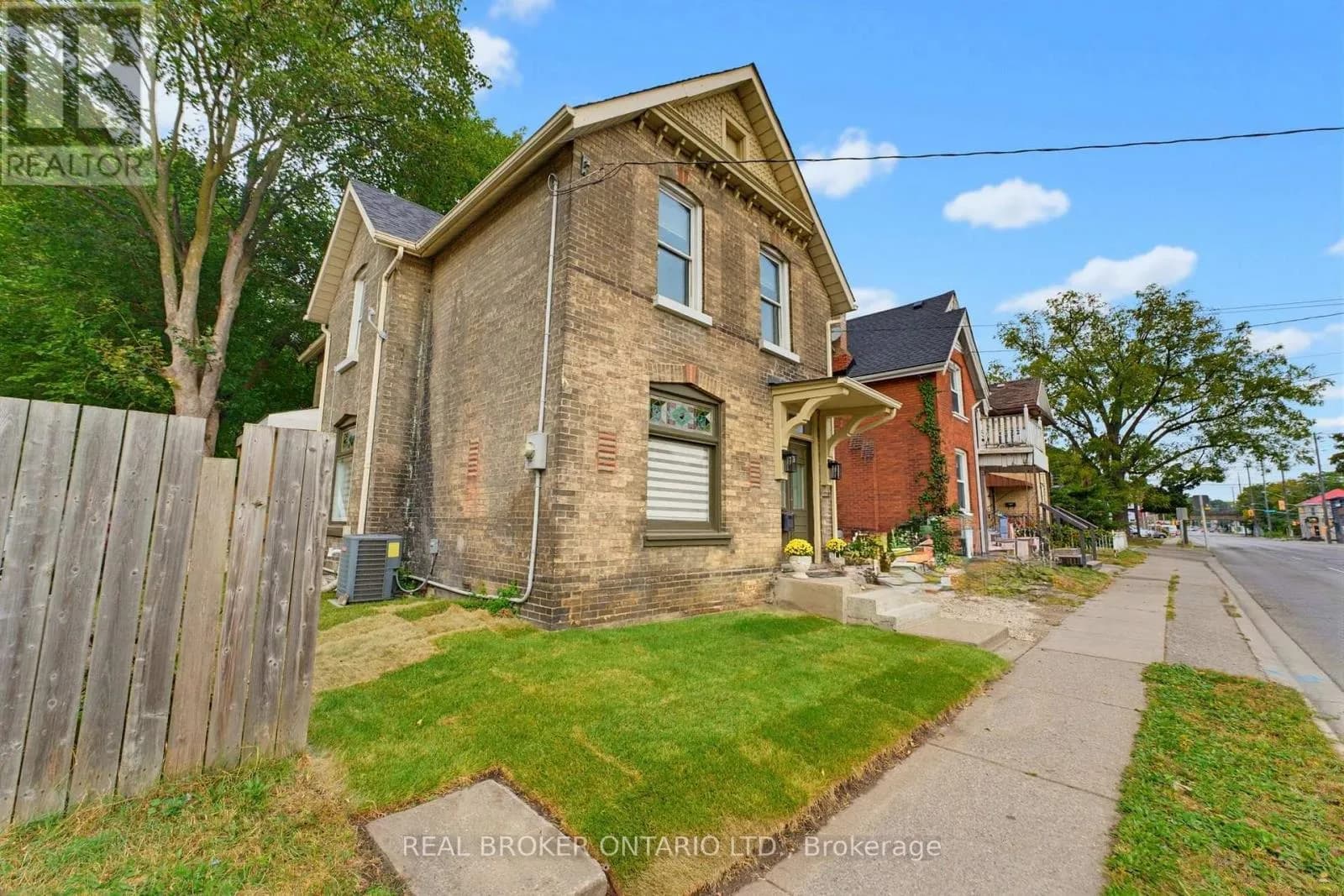 118 CLARENCE STREET — photo 3 of 30