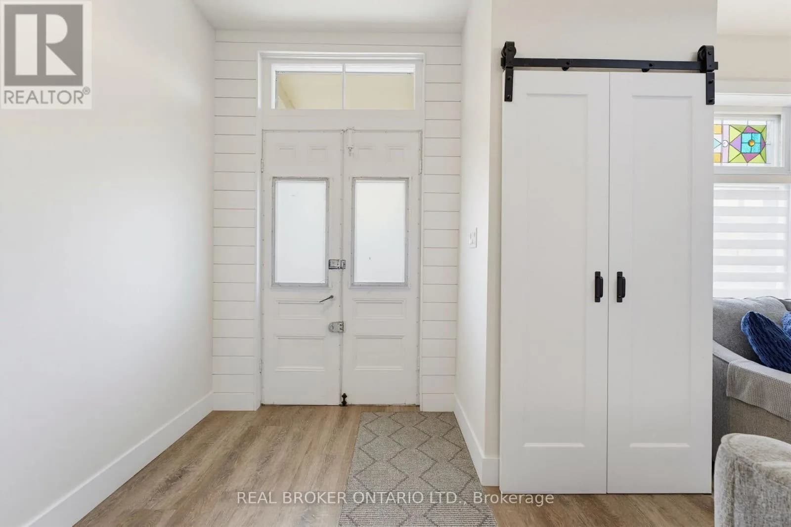 118 CLARENCE STREET — photo 4 of 30