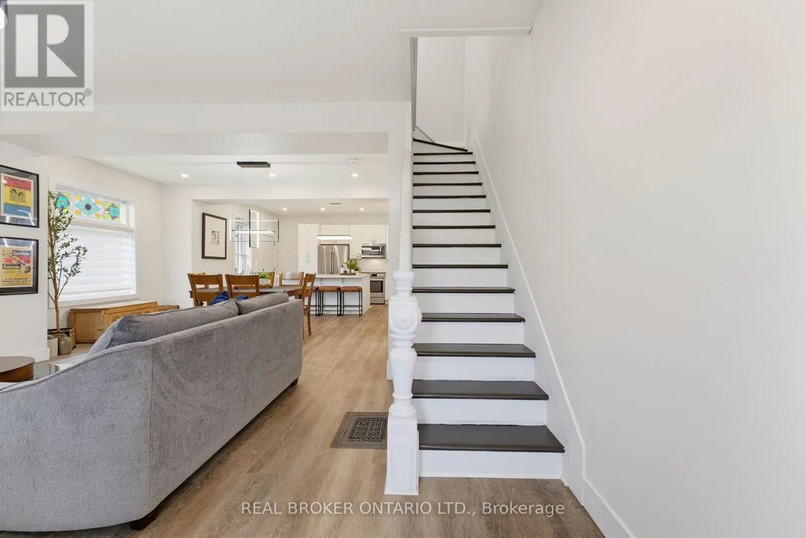 118 CLARENCE STREET — photo 5 of 30