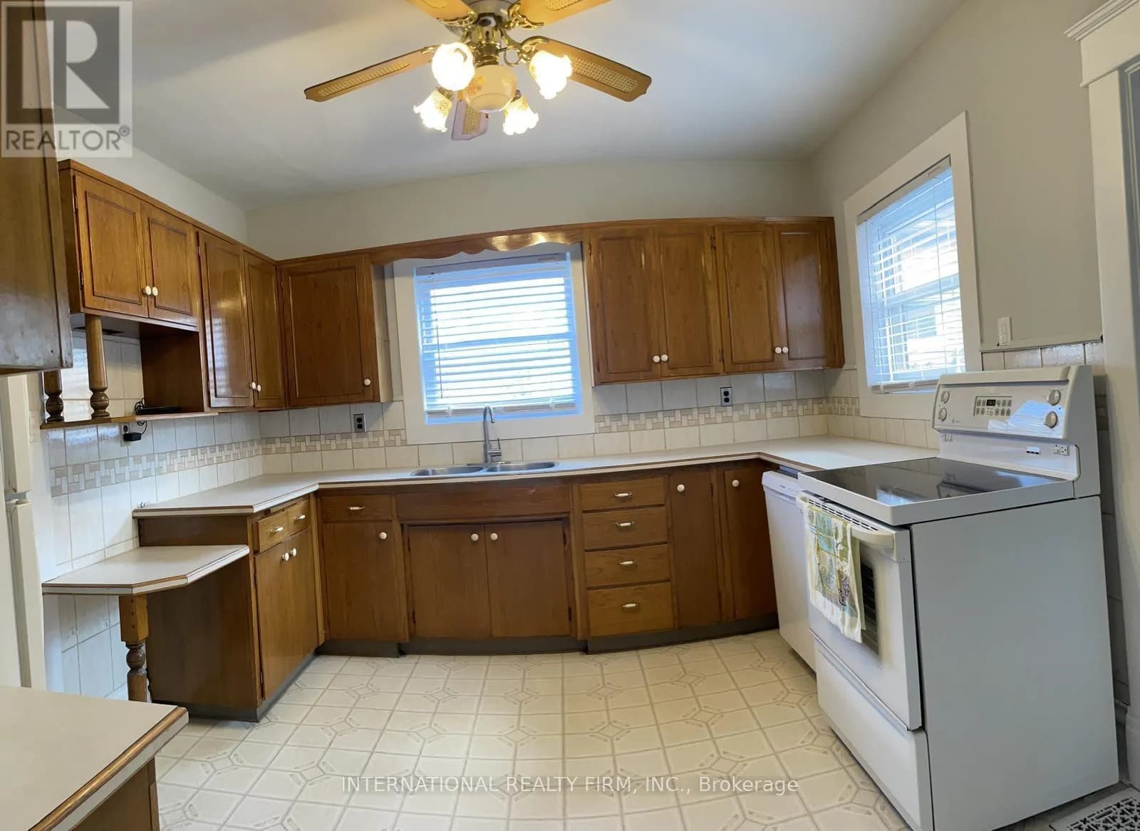 120 ST ANDREWS STREET — photo 1 of 17