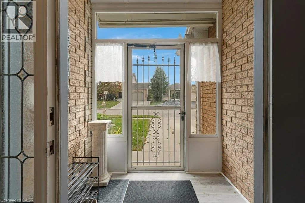 94 DAWN Crescent — photo 3 of 39