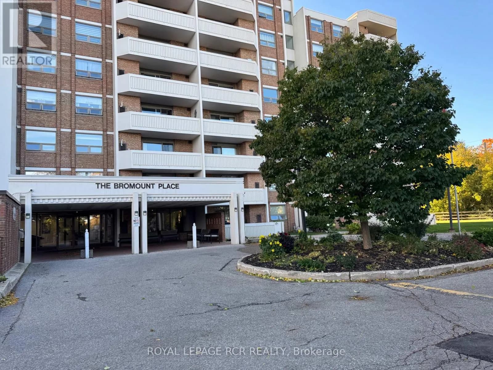 300 - 8 FEAD STREET — photo 1 of 41