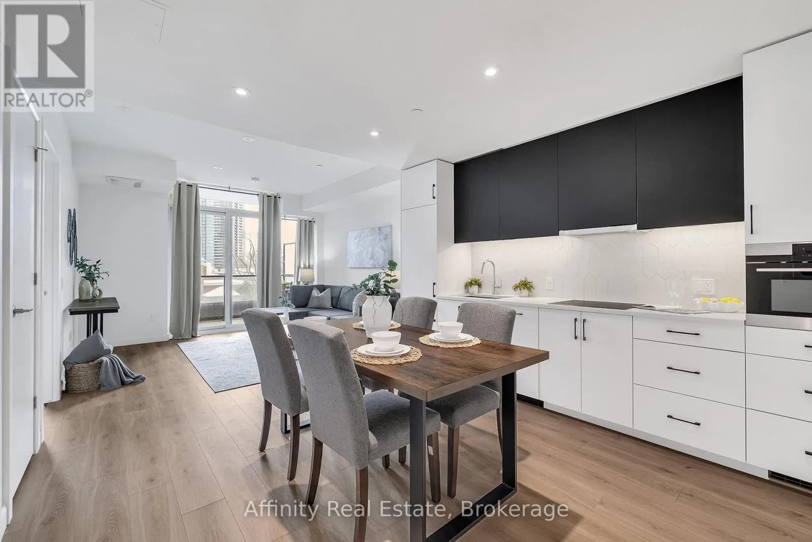 306 - 741 KING STREET W — photo 2 of 24